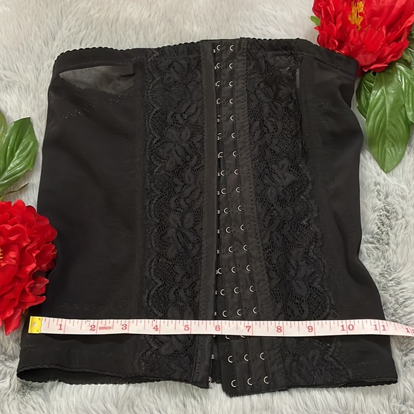 Black Lace Corset - Picture 9 of 10